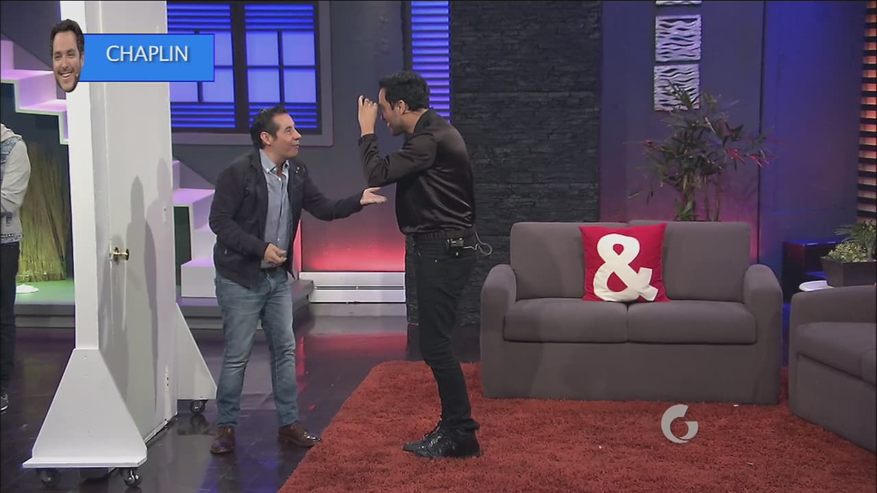 Rodrigo sacó sus dontes de actor e imitó a Chaplin.