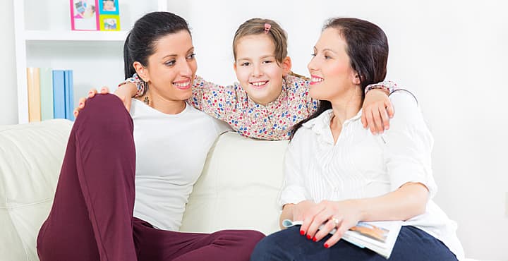 Las tías: madres disfrazadas de amigas