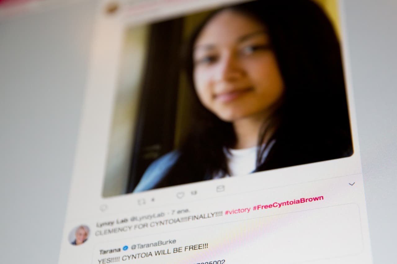 El caso de Brown llamó la atención de congresistas y legisladores. A finales de 2017 celebridades como Rihanna y Kim Kardashian expresaron su apoyo públicamente y activaron el hashtag 
<a href="https://twitter.com/hashtag/FreeCyntoiaBrown?src=hash">#FreeCyntoiaBrown</a>, que se viralizó rápidamente en las redes sociales.