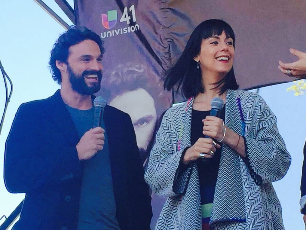 Cuando subieron al escenario causaron gran revuelo, todo el público les mandaba besos.