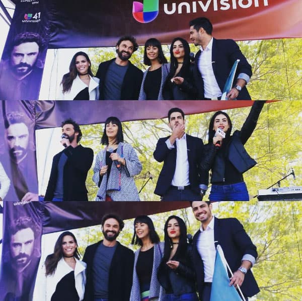 Se tomaron foto con los conductores del evento.