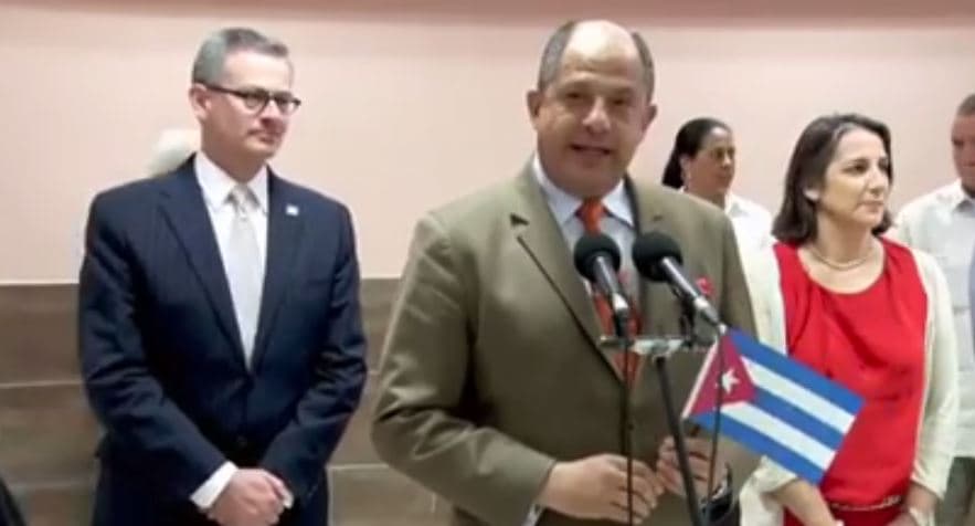 Presidente de Costa Rica pide a Cuba ayuda para resolver crisis inmigrantes