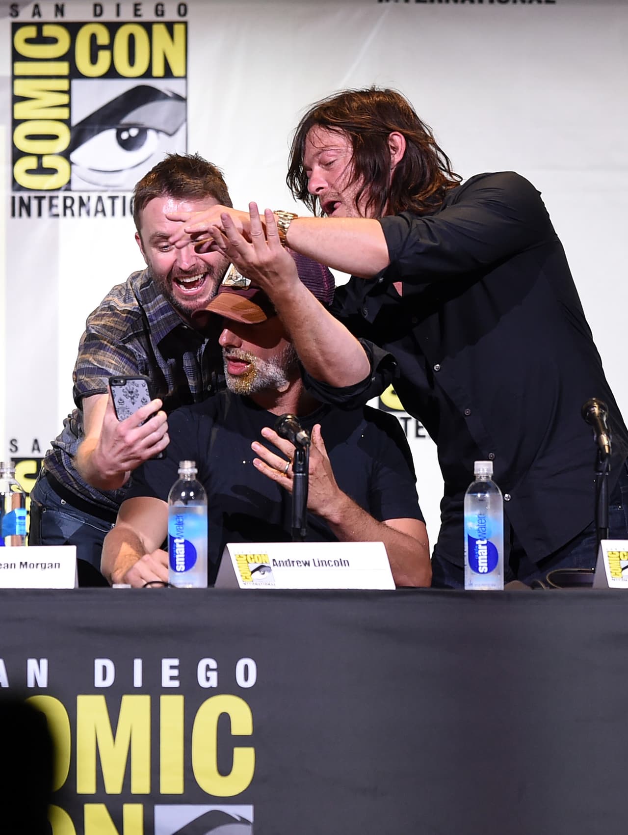 Andrew Lincoln y Norman Reedus de 'The Walking Dead' bromeando al teléfono.