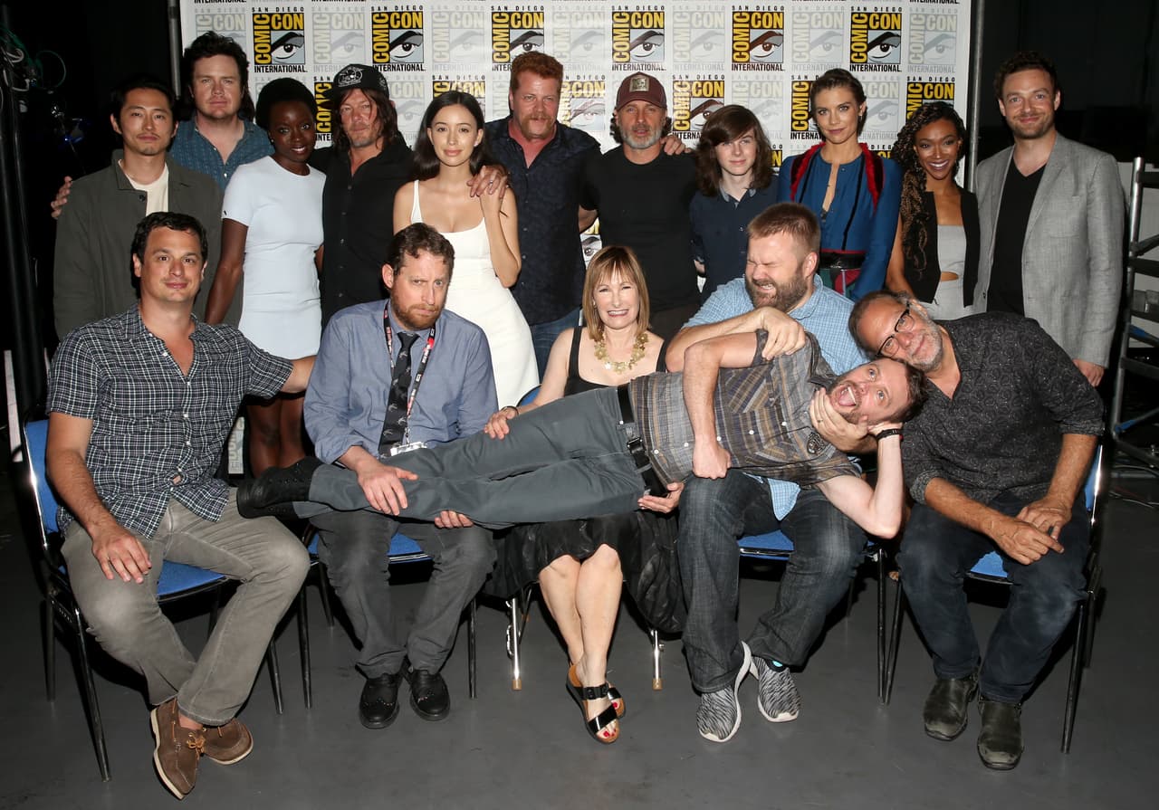 Los 11 actores en peligro al inicio de la séptima temporada de 'The Walking Dead' (al fondo).