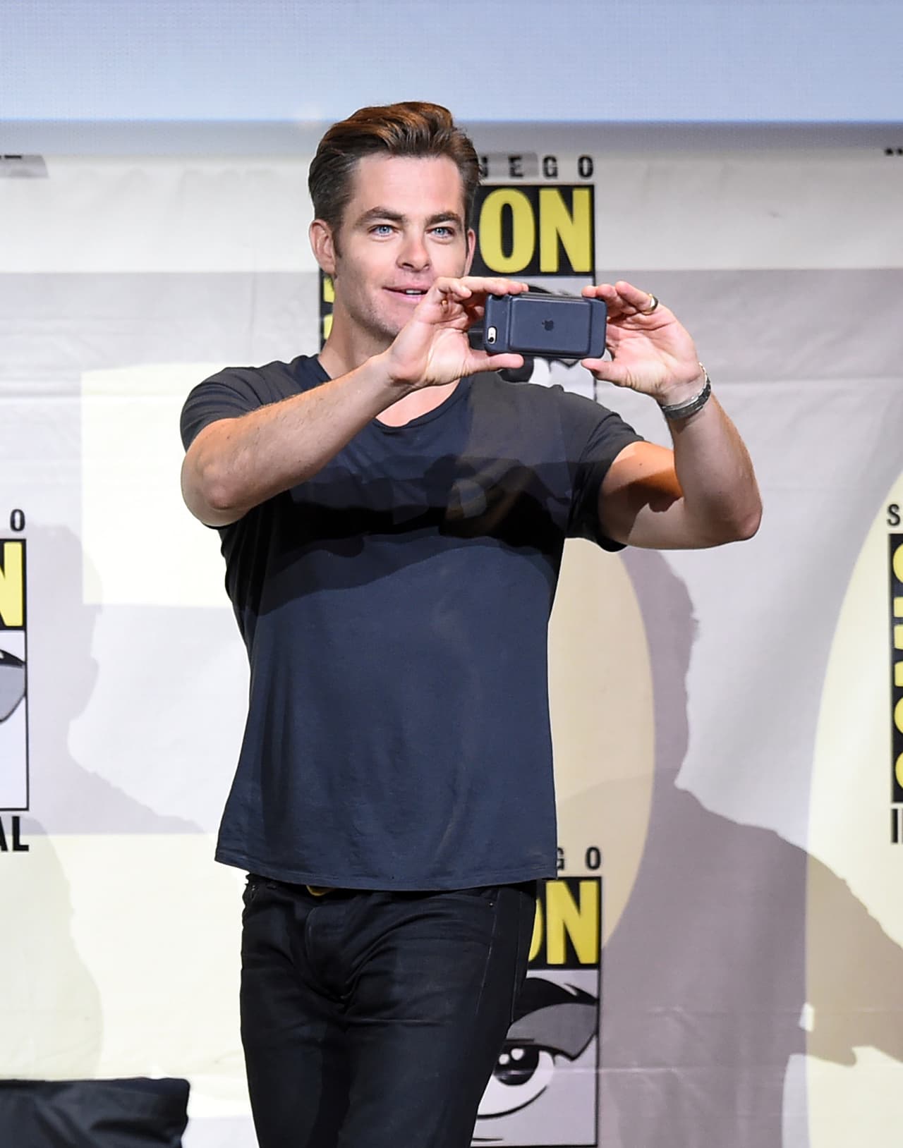 Chris Pine de 'Wonder Woman' sacando fotos al público.