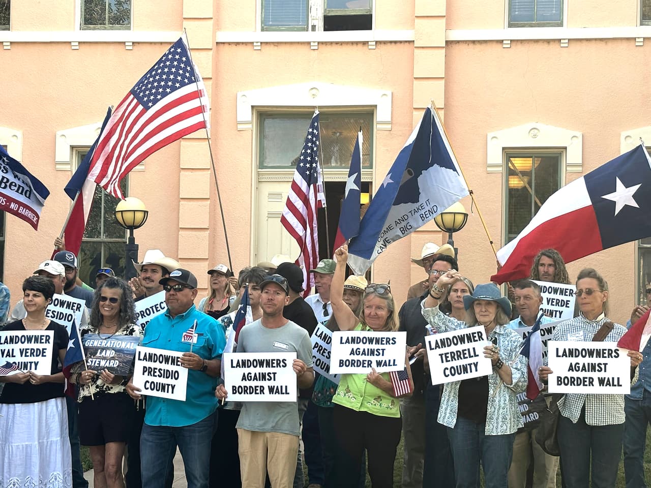 Propietarios de tierras en Texas piden a un tribunal frenar la construcción del muro fronterizo de Trump en la zona de Big Bend
