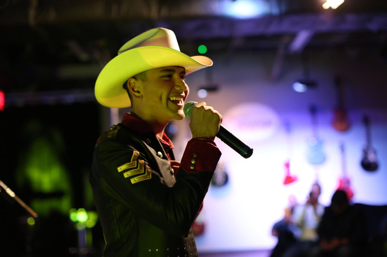 Geru y su Legión, artista que se dio a conocer a través de las redes sociales al hacer viral uno de sus covers, presentó su canción 'Culpable soy yo'.