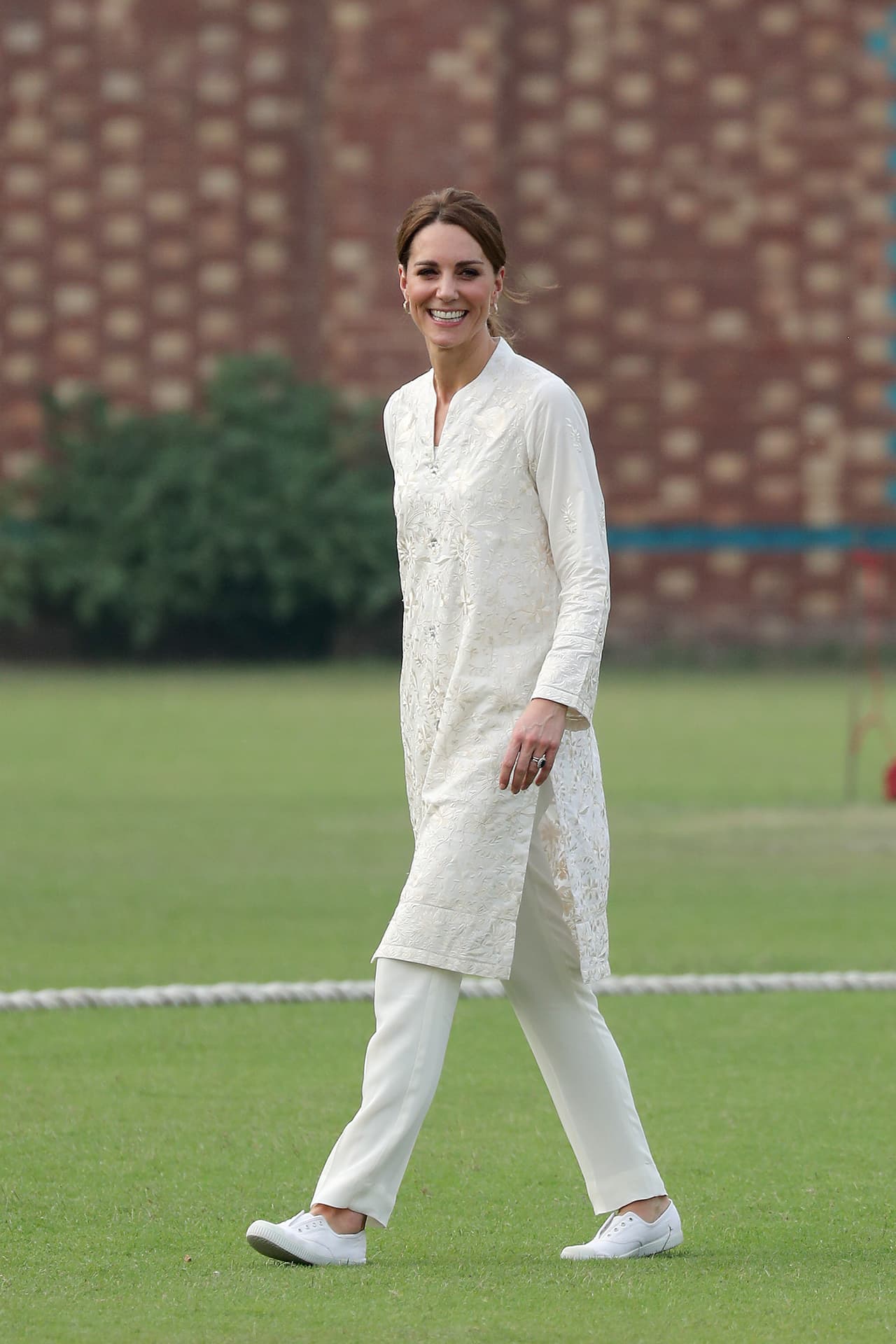 <b>#13</b>
<br>En su visita a Pakistán en 2019, Kate Middleton portó su Shalwar Kameez –una prenda típica del país asiático– con unos sneakers blancos que hicieron match perfecto con todo su look de un mismo tono.