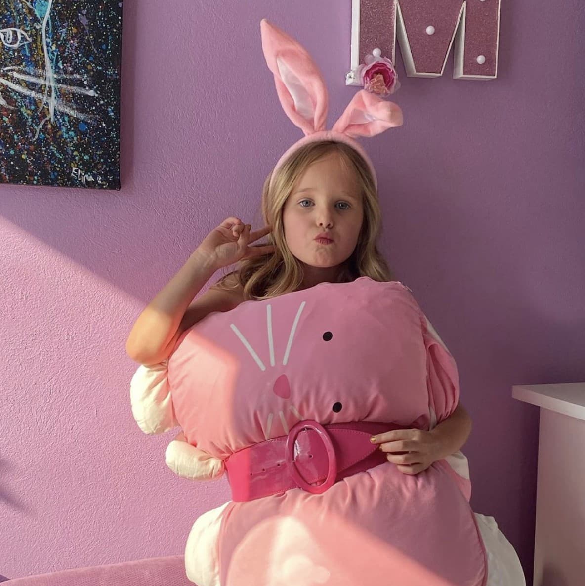 Alexa Miranda es 
<b><a href="https://www.univision.com/famosos/gabriel-soto-no-la-llamo-pero-publicamente-le-explica-a-geraldine-bazan-por-que-falto-a-la-fiesta-de-sus-hijas-fotos">ahijada de la actriz Sherlyn González</a></b>, con quien la hemos visto practicando estas poses.