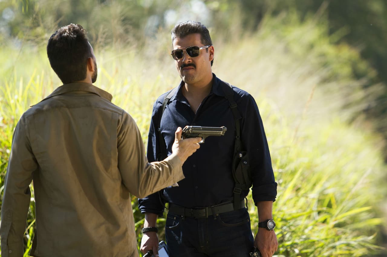 Pero Santamaría lo convenció de bajar su arma e ir en busca de su hermano 
<b><a href="http://www.univision.com/series/la-piloto/alejandro-nones-es-oscar-lucio">Óscar</a></b>.