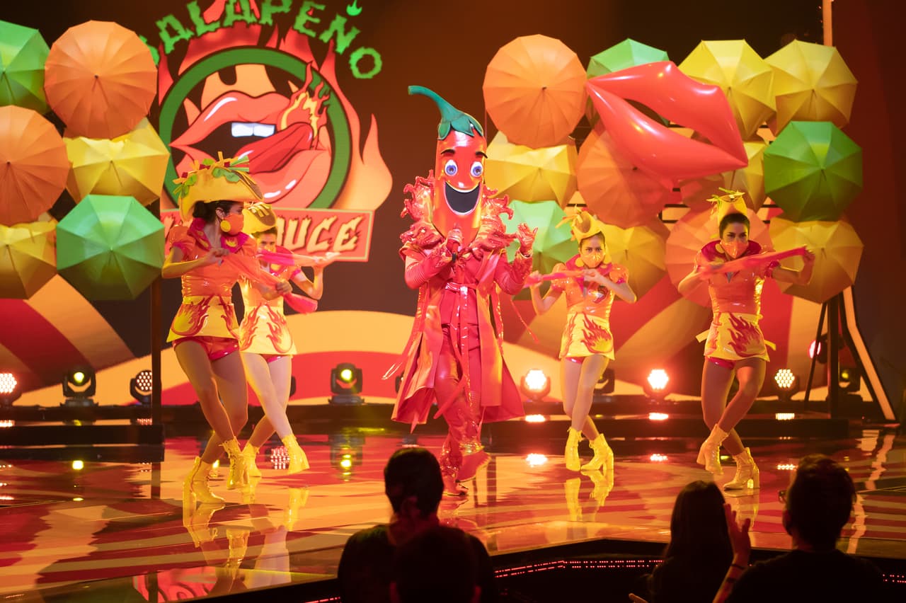 Jalapeño se lució con el tema ‘Sin Tantita Pena’ de Alejandro Fernández. Los 'investigadores' señalaron que Jaime Camil o David Zepeda podrían ser el famoso que le estuviera dando vida a este personaje.