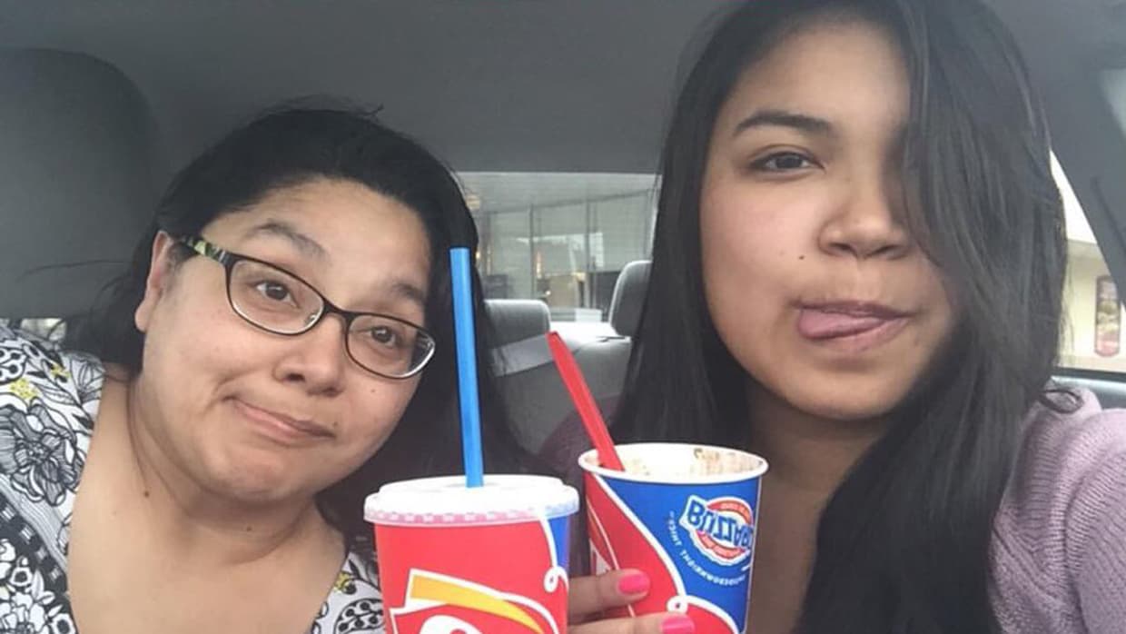 Siguieron la tradición año tras año, siempre con alguna bebida fría, mientras Inthalangsy cursaba sus estudios en la John Horn High School en Mesquite, Texas.
<br>