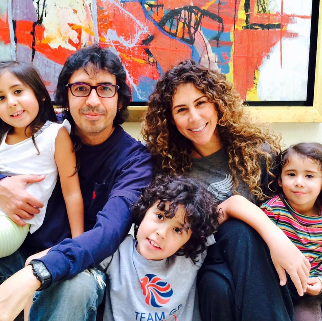 "Mi fe en Dios, el amor de la familia, de mis hijos, de los amigos y la fuerza personal que dices 'pues tengo que echarle ganas para seguir estando aquí y nada'. Si eso sirve de algo en un futuro para la gente que está como yo y que está pasando momentos difíciles, yo espero salir, por el momento sigo en mi proceso, pero tarde o temprano espero vencer esto y que eso sea un testimonio".