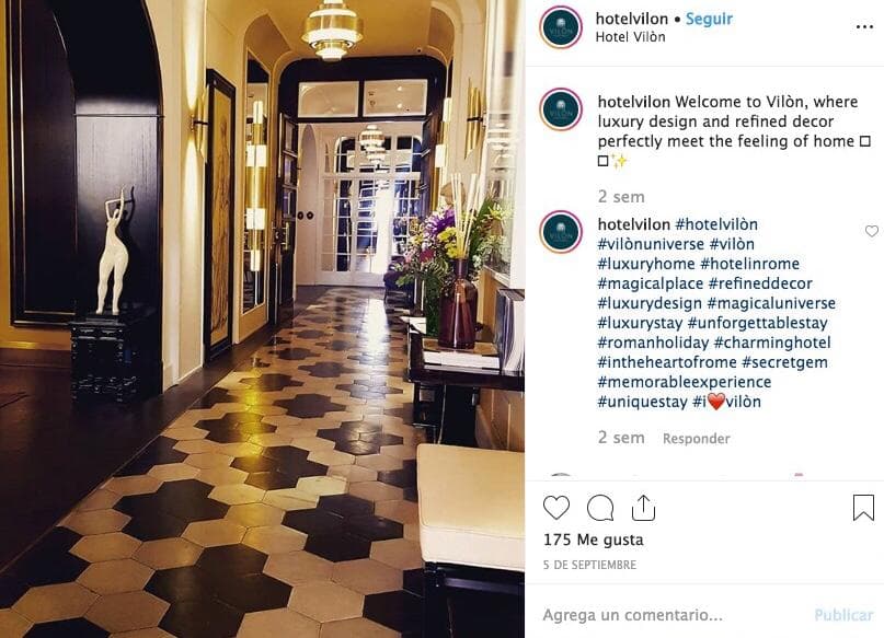 El baño de mármol mide 23 metros cuadrados y además está equipado con una ducha doble de lluvia, dos lavabos y una bañera independiente.