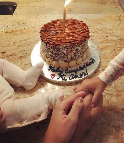 Luis Fonsi celebrando con su pareja Agueda y su bebé, Rocco.