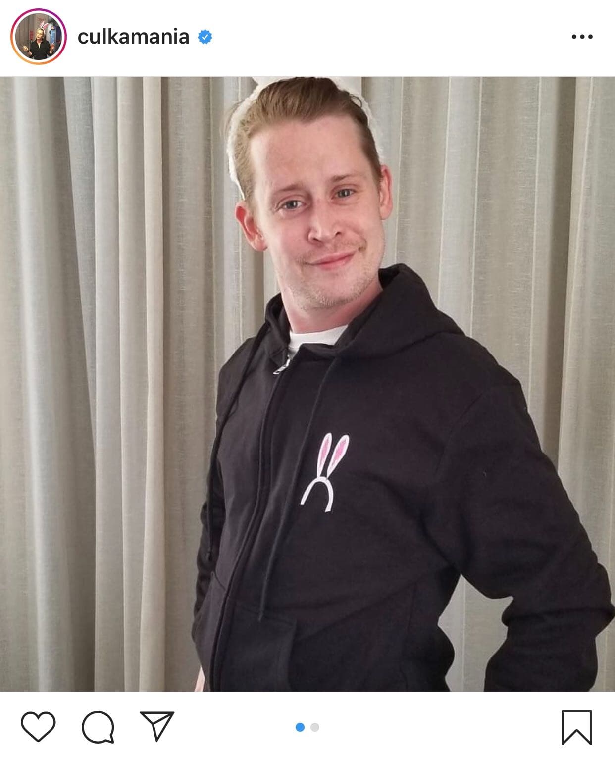 El actor, ahora de 38 años, publicó una imagen de él, tanto en 
<b><a href="https://www.instagram.com/p/B04MLVuA1ye/">Instagram</a></b> como en 
<b><a href="https://twitter.com/IncredibleCulk/status/1159215737006804993/photo/1">Twitter,</a></b> haciendo referencia a la famosa escena de la película en la que, su personaje Kevin se atiborra de pizza mientras toda su familia está en París de vacaciones.
<br>