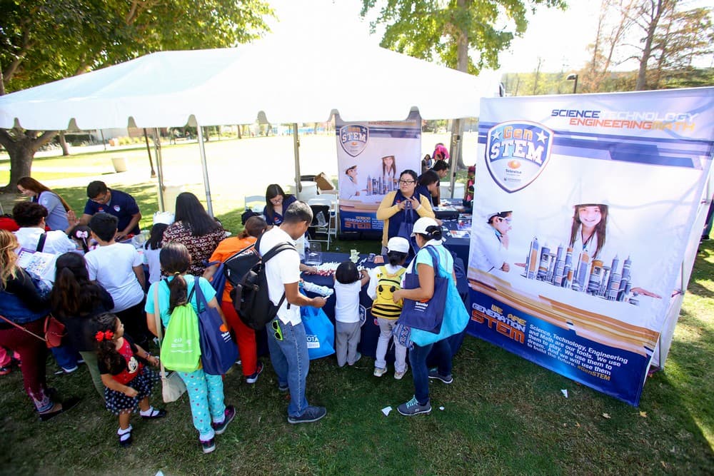 Como todos los años, Univision realizó su ya tradicional Feria de la Educación, el 15 de octubre de 2016, por primera vez en los terrenos de CalState Northridge. Decenas de miles de padres e hijos asistieron al mayor evento educativo de la comunidad hispana estadounidense.
