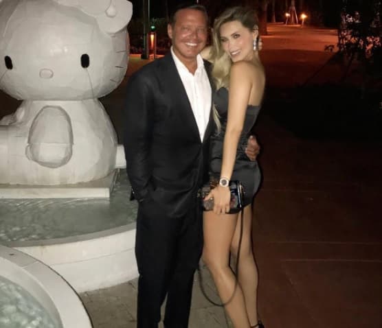 "Un diamante es solo un trozo de carbón que soportó una presión extraordinaria... ahora llegó el momento de brillar💪🏻 este es tu mes, de aquí en adelante todo el éxito y la suerte del mundo 🙏🏻👏🏻👏🏻 (sic)": éstas fueron las palabras que Dessire Ortiz dedicó a Luis Miguel en la foto publicada este 1 de noviembre.