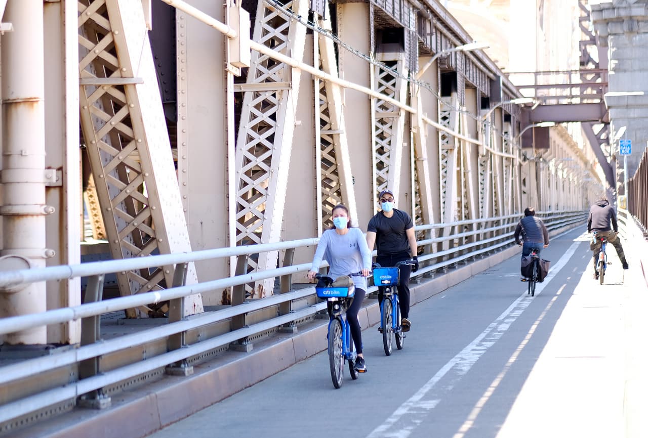 El alcalde Bill de Blasio anunció que su administración instalará carriles para bicicletas en los puentes de Brooklyn y Queensboro.