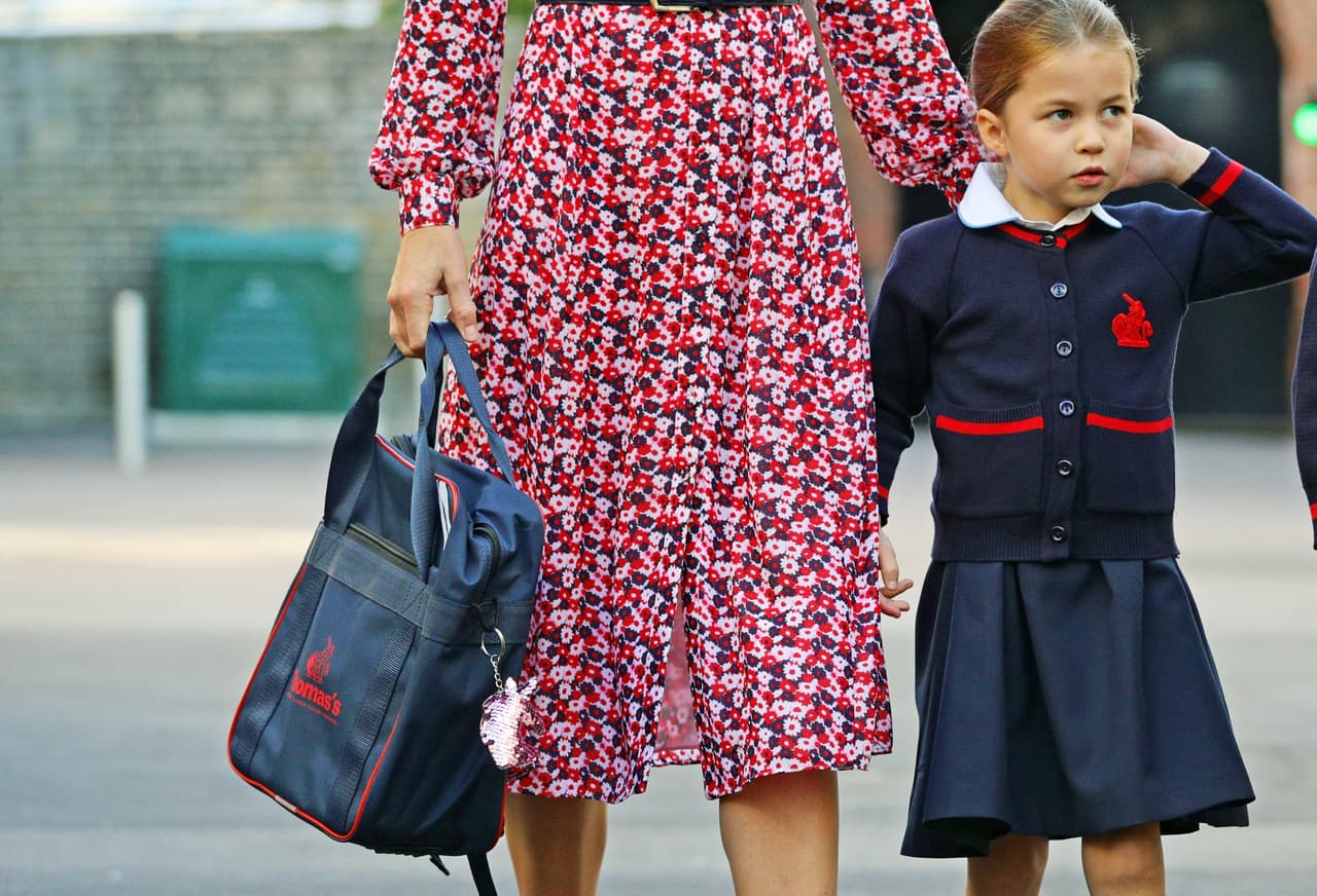 Charlotte se encargó de darle 
<b><a href="https://www.univision.com/famosos/charlotte-saco-la-lengua-y-george-ha-hecho-berrinches-los-momentos-simpaticos-de-los-hijos-de-william-y-kate-fotos" target="_blank">un toque especial y personal</a></b> a sus accesorios escolares en su primer día de clases. Portó un 
<b>llavero de unicornio</b> a un costado de su mochila.