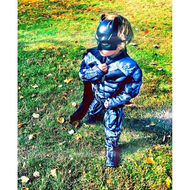 Se trata de su hijo Matthew cuya cara había permanecido siempre oculta en las redes sociales de Thalía.