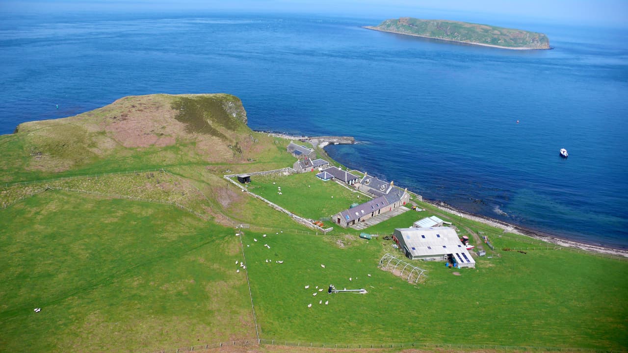 El islote de 400 acres se encuentra a sólo una milla del promontorio de Cantyre.