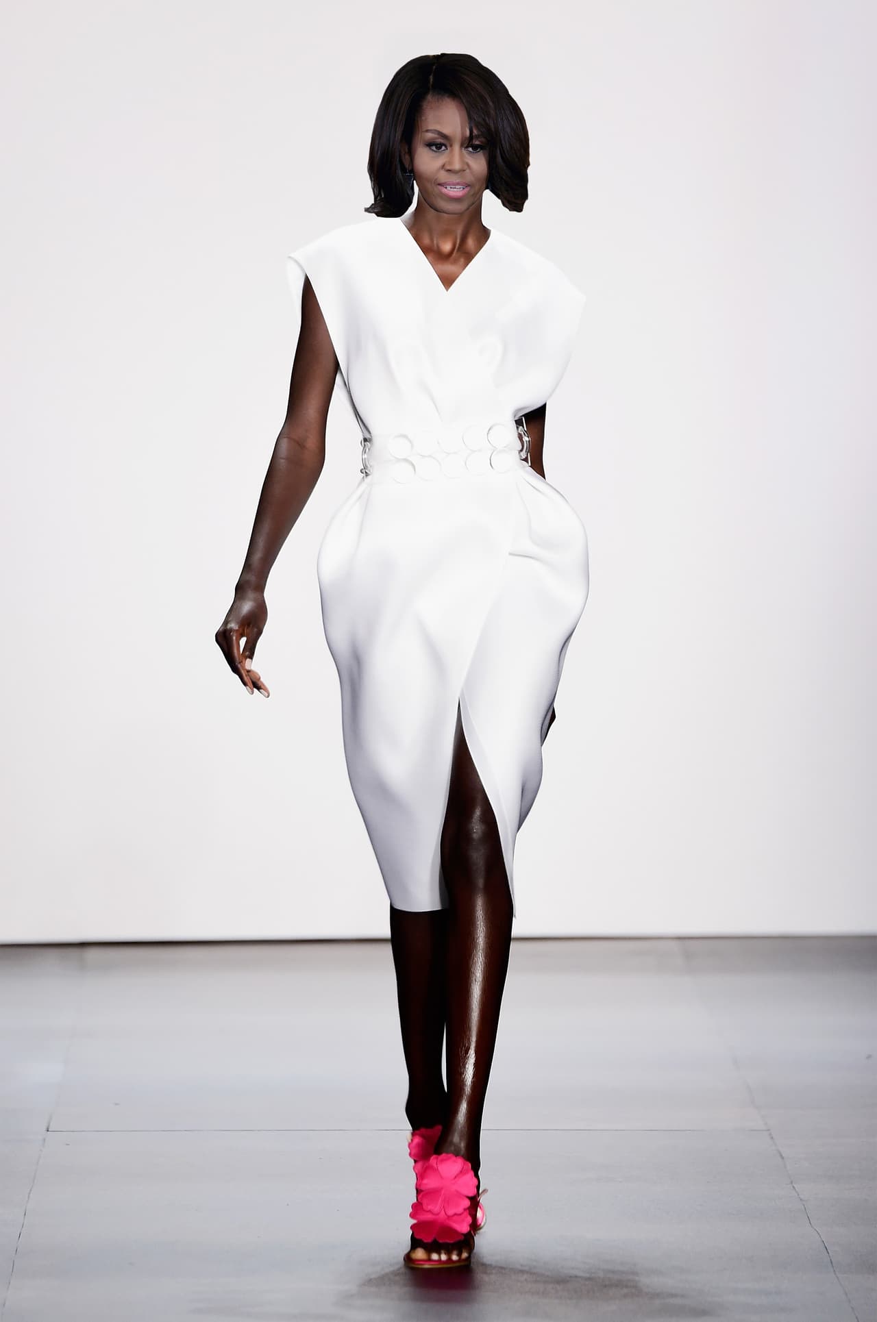 Discreción, es lo que se demandará de los vestidos que elija la Primera Dama. Por eso, la elección de uno blanco, de corte en la cintura y escote en forma de v, como este de Ángel Sánchez, podría ser una elección que además tendría numerosas interpretaciones políticas. Se declararía como una reina de la diplomacia hecha moda.