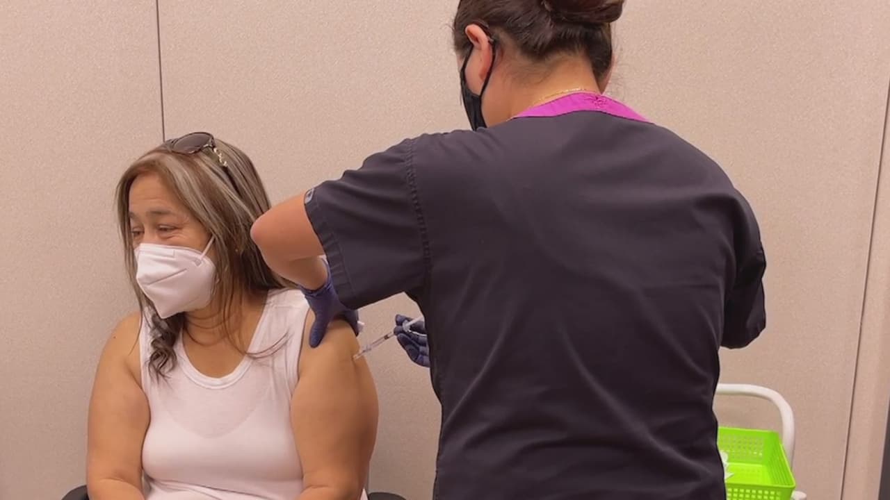 “Fue fácil hacer la cita”: dice hispana que se vacunó en el centro de salud Mountain Park en Maryvale