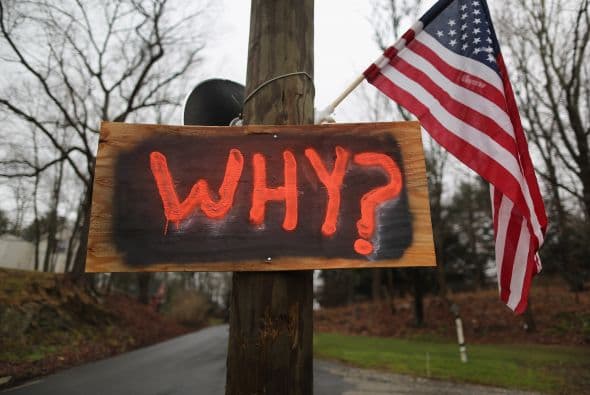 15 de diciembre. La matanza de Newtown enlutó a Estados Unidos. Millones se preguntan, menos de una semana después del asesinato múltiple, por qué ocurrió, por qué nadie detuvo la orgía de sangre, por qué el gobierno y el Congreso han hecho tan poco por regular de mejor manera la tenencia de armas de fuego, por qué nadie prestó atención a las posibles señales que emitió Adam Lanza, por qué esta vez fueron niños de seis y siete años de edad, por qué la nación no se pone de pie para exigir que las autoridades pongan freno a las facilidades para conseguir un arma.