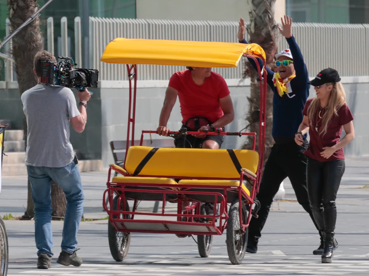 Shakira, con pantalones de cuero en la primera de Barcelona, y una gorra que dice "I love Barcelona".