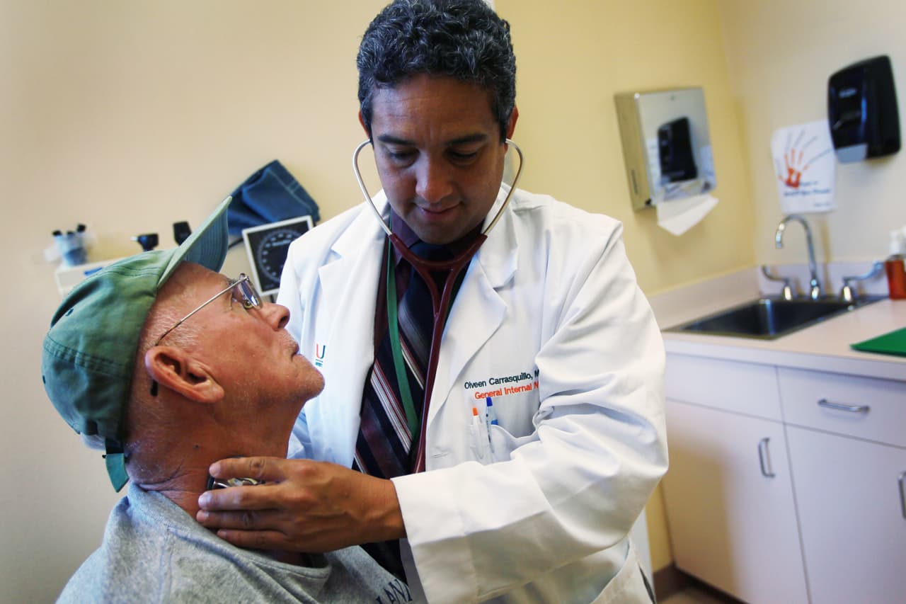 <b>En el puesto número seis se encuentra Médicos de medicina interna general</b> / General Internal Medicine Physicians. 
<br>
<br>
<b>El salario base anual es de $207,040</b>. Solo para hacer la comparación, solo en Nueva York el sueldo base de este trabajo es de $171,360 y en Los Ángeles $203,940.