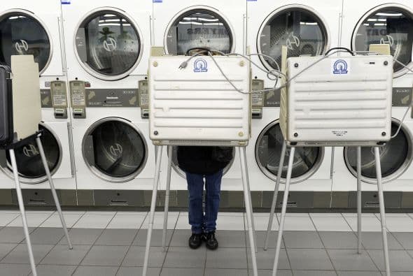 Unos votaron dentro de una barbería, en una facilidad deportiva y otros experimentaron problemas para ejercer su derecho pero la mayoría aprovechó para tomarse un ‘selfie’ y compartirlas en las redes sociales en una de las elecciones a la gobernación más cerradas de la nación.