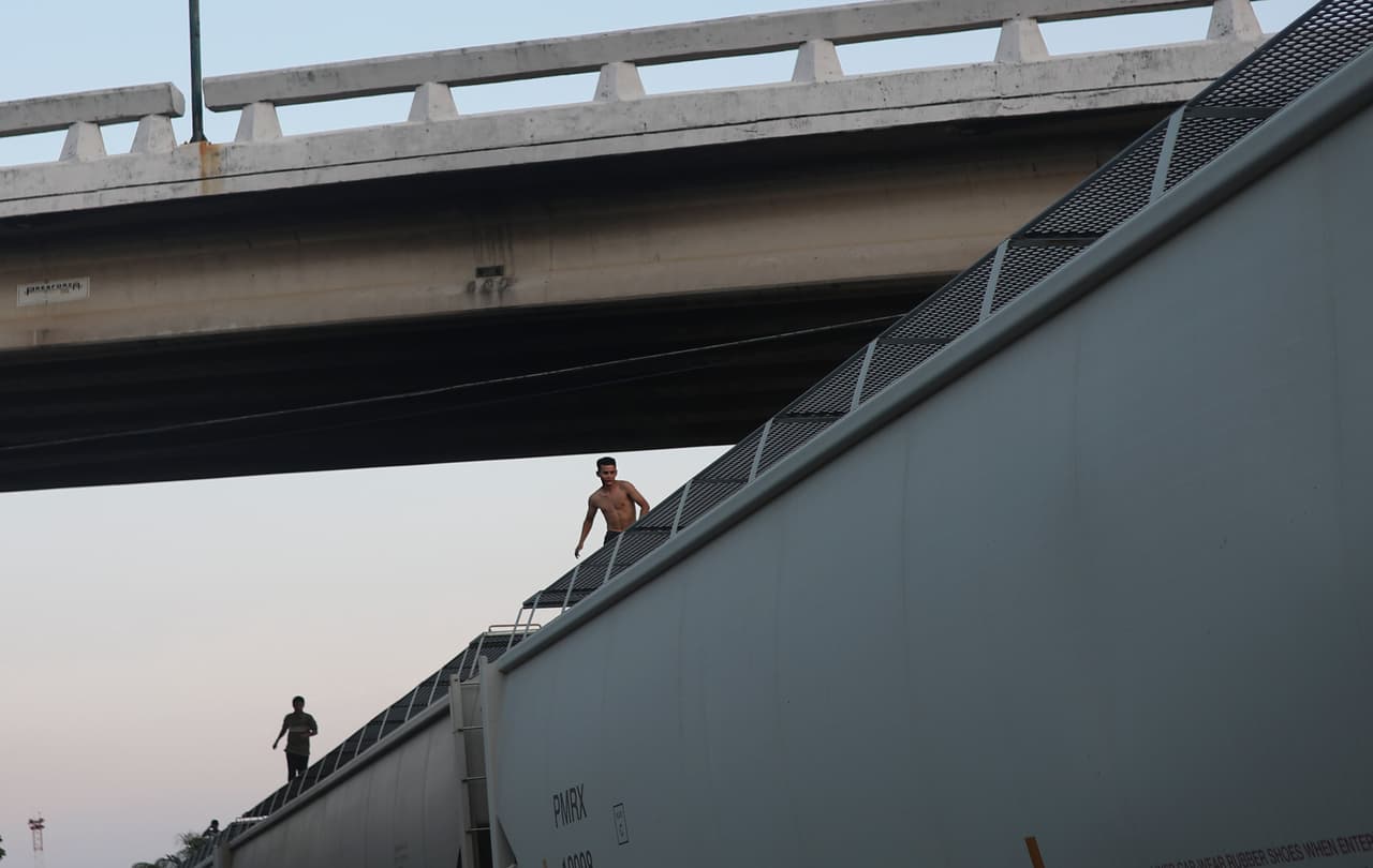En esta foto del 21 de noviembre de 2019, migrantes centroamericanos viajan a bordo de un tren de carga en Coatzacoalcos, en el estado mexicano de Veracruz. (AP Foto/Félix Márquez)
