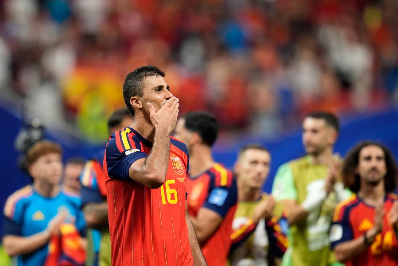 Rodri, de España, reacciona al final del partido entre la escuadra española y la saudita