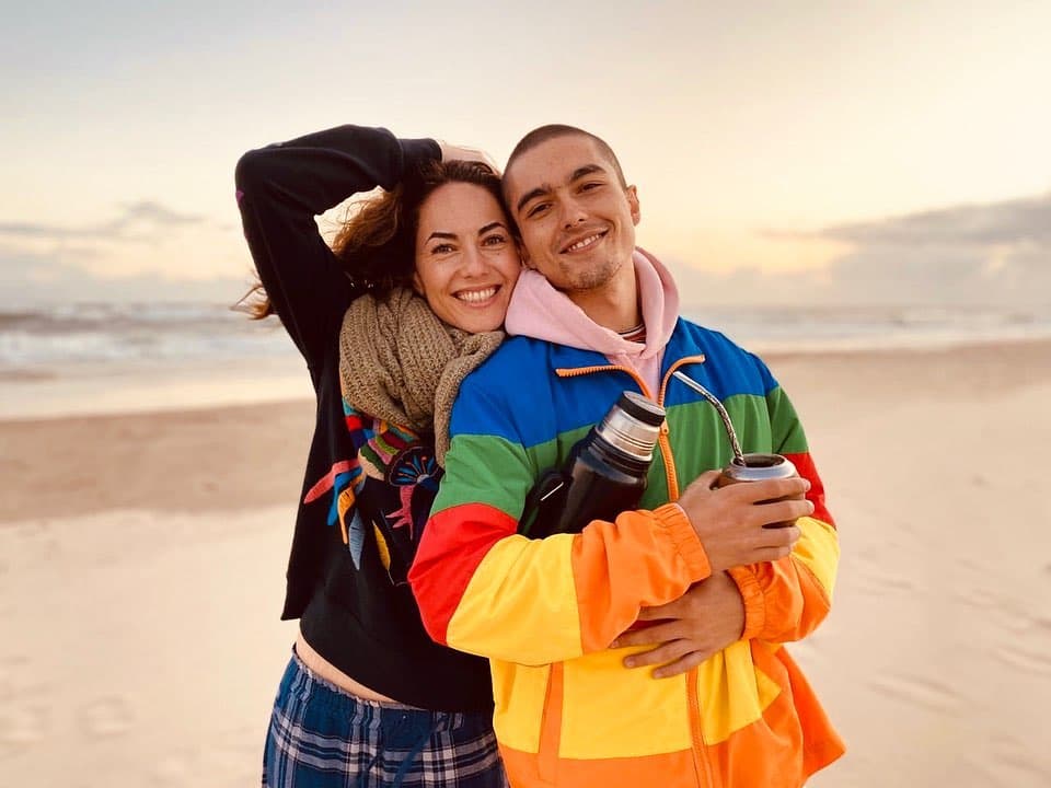 La también actriz compartió que en la actualidad tiene una relación más cercana con el hijo de Sergio Mayer y Bárbara Mori, pero solo para ver cuestiones de Mila.