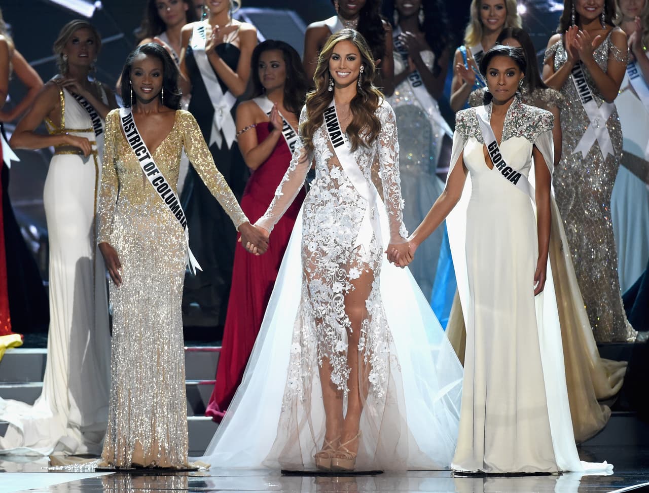 Poco a poco fueron eliminando a las participantes, que de inicio eran 52. Las tres finalistas tomadas de las manos: Miss Georgia, Miss Hawaii y Miss Distrito de Columbia.