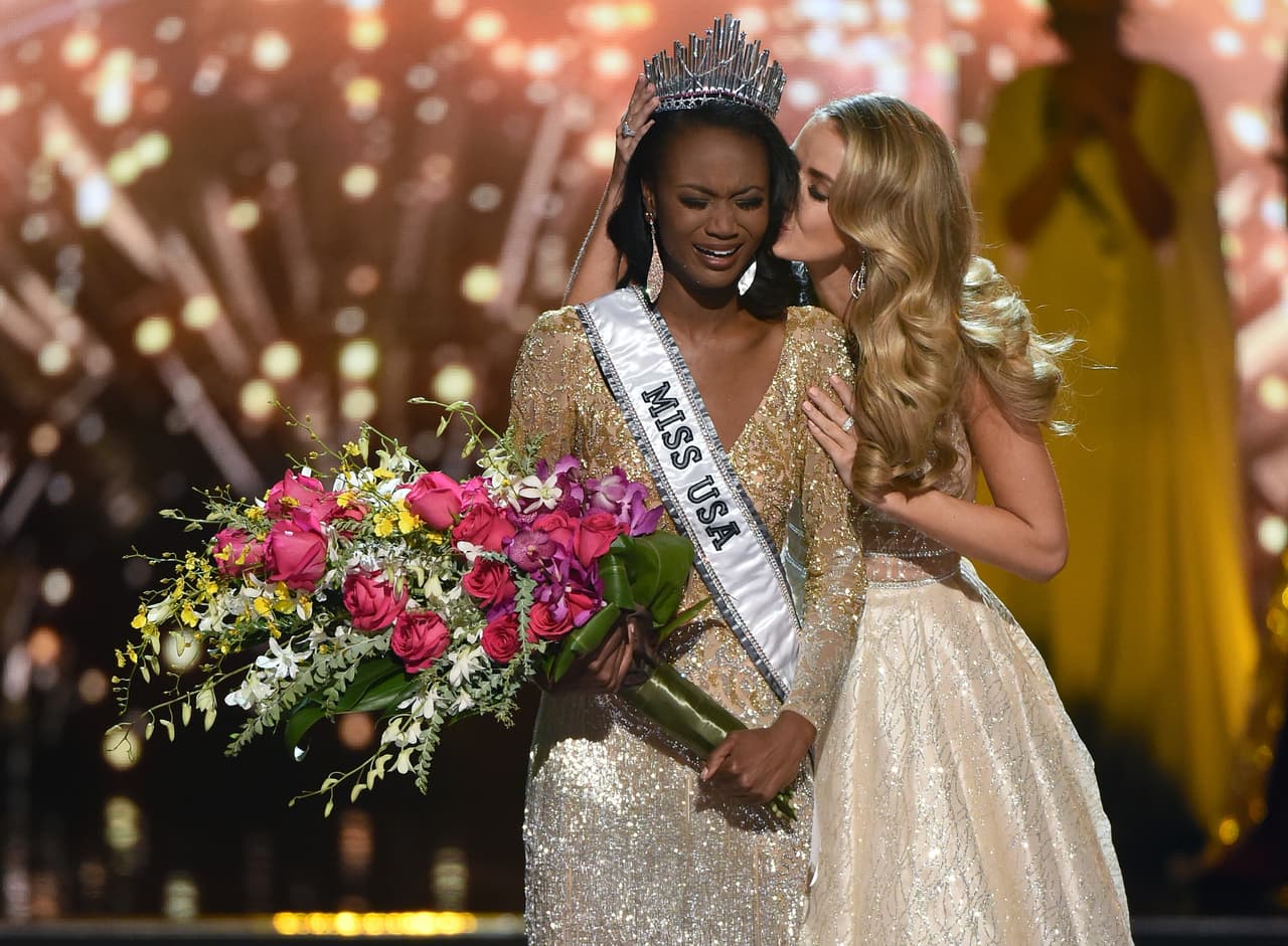Con un tierno beso Olivia Jordan, Miss USA 2015, le cedió la corona.