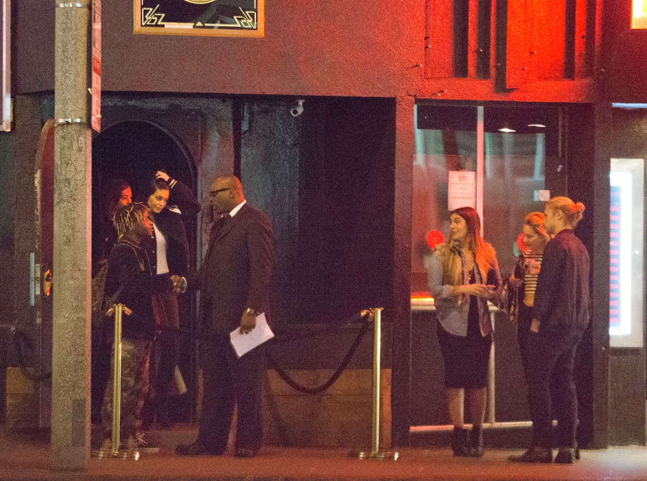 Al terminar su noche de diversión, las personas que estaban afuera, reconocieron a las celebridades de inmediato.