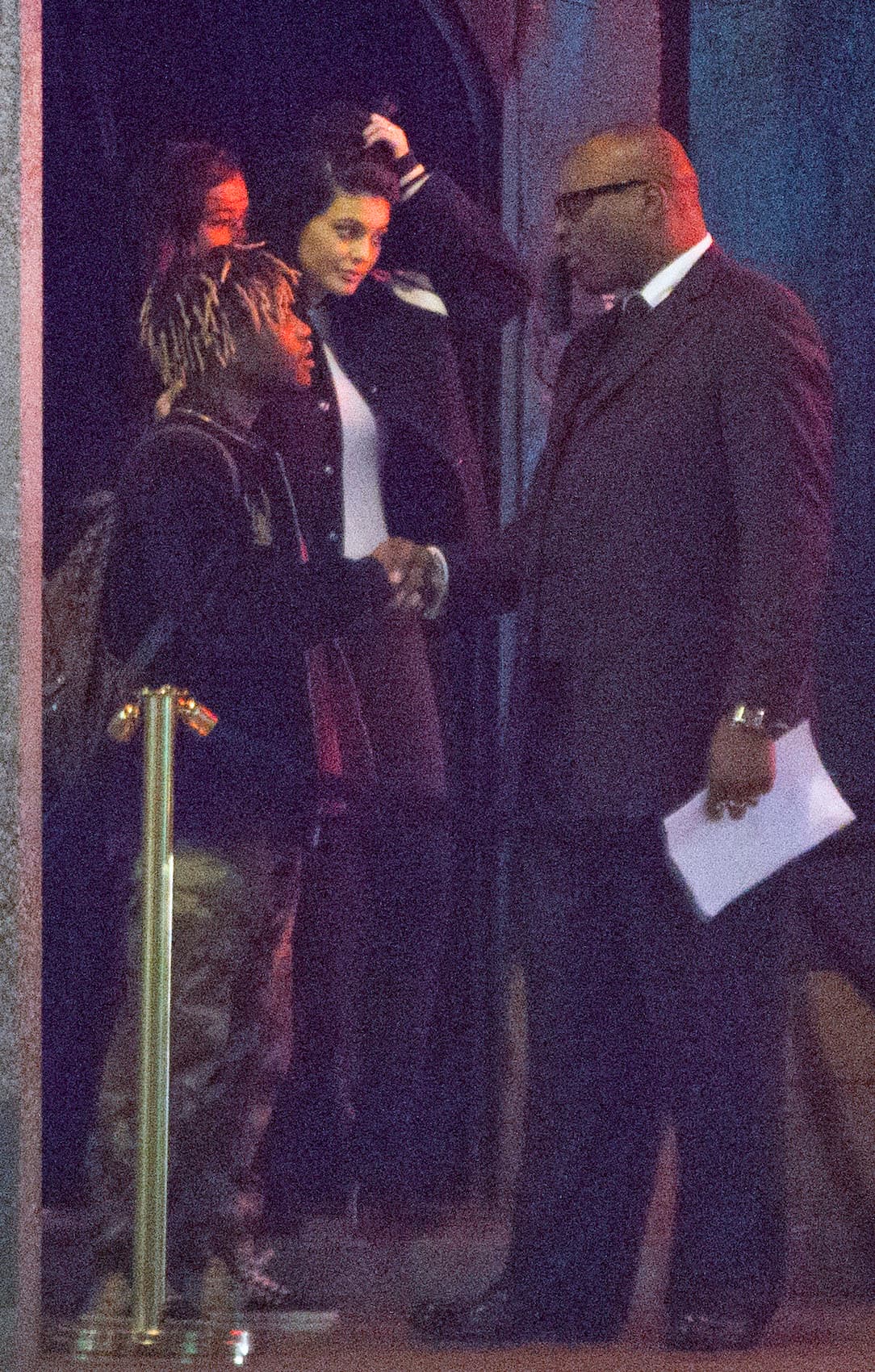 Pero se notaba que estaba esperando a alguien más en la entrada.