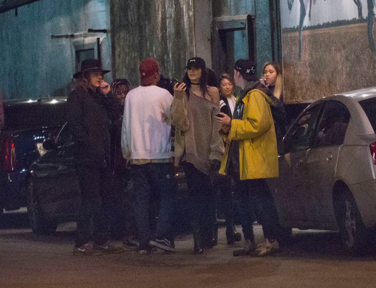 Mientras todos se ponían de acuerdo, Kendall no soltaba el teléfono para nada.