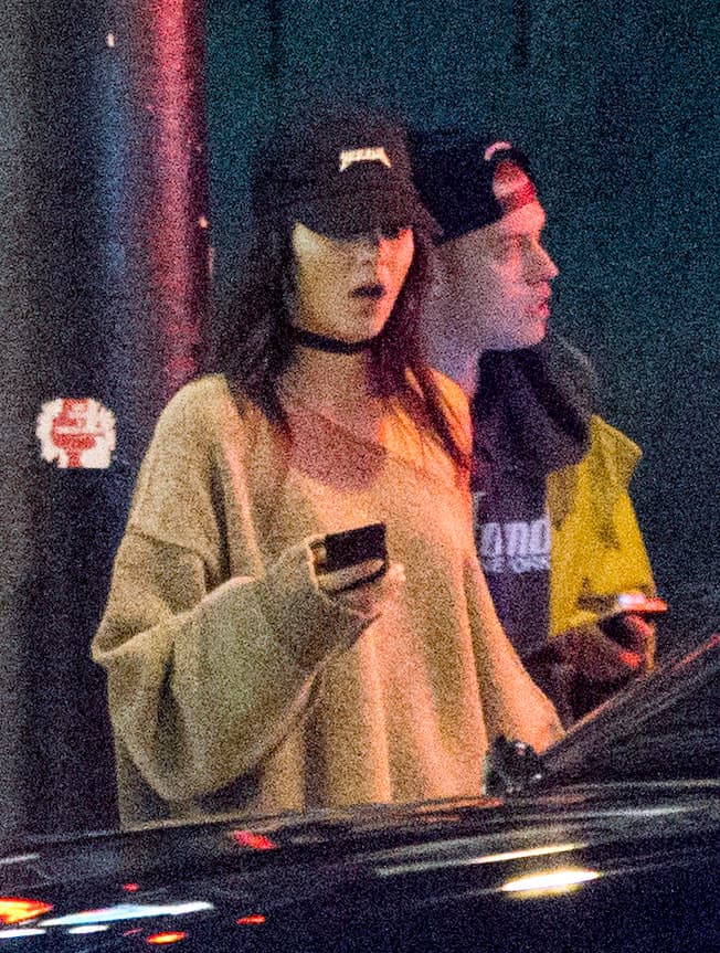 Revisando algo en su celular, de repente hubo algo que a la modelo no le agrado tanto. ¿Se le habrá puesto celoso Harry Styles?