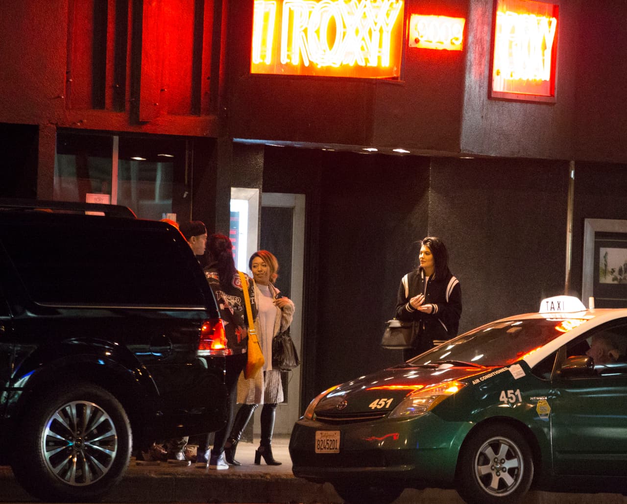 Y por eso se va con ellas de fiesta.