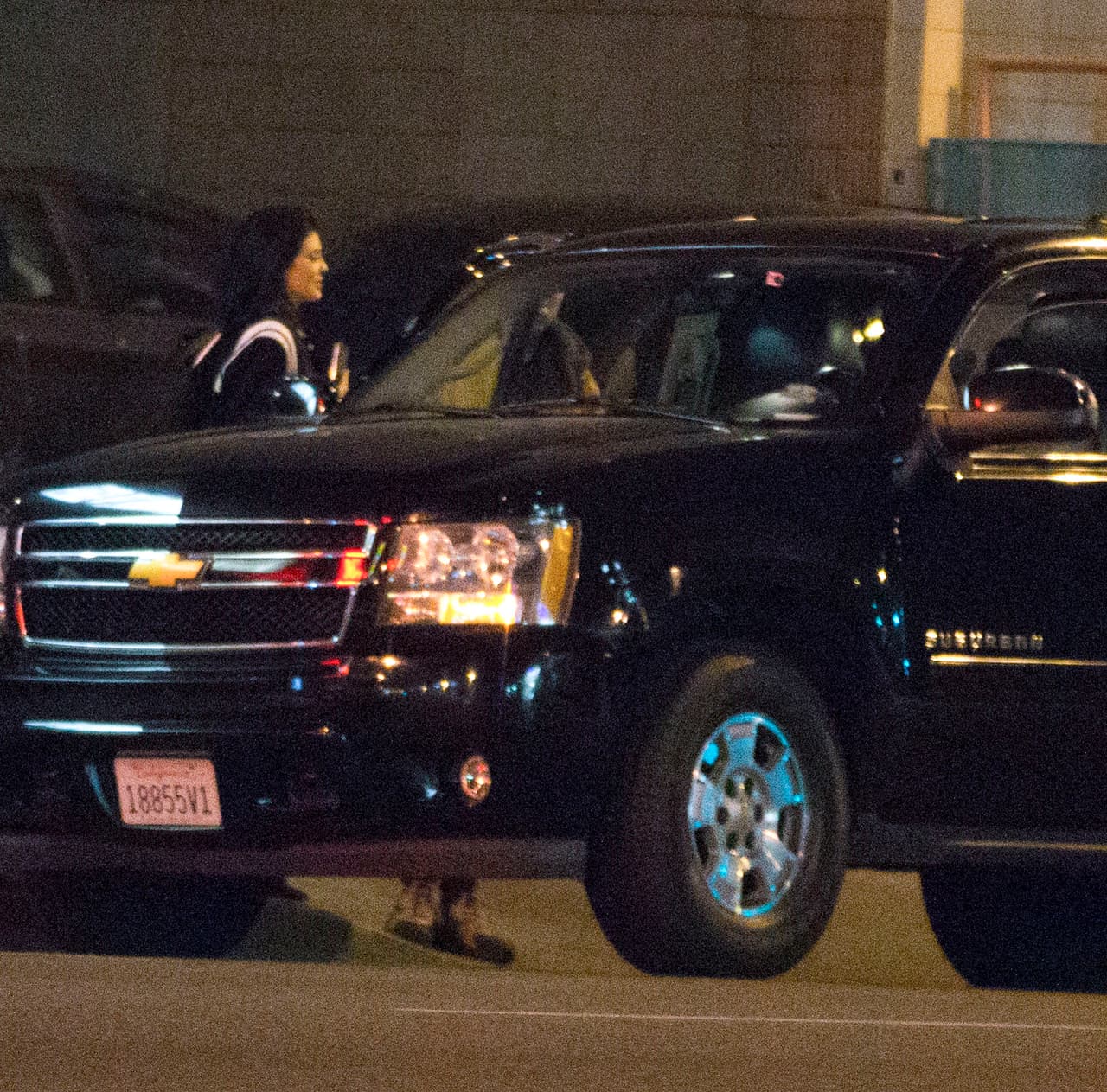 Ambas abordaron una Range Over edición especial, se nota que esta es la camioneta favorita de Kendall, pues ya la hemos visto varias veces conduciéndola.