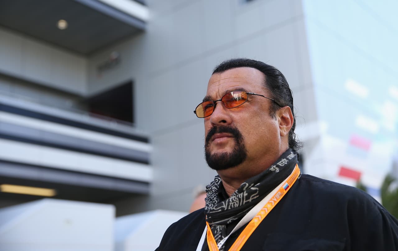Acusan de acoso sexual al héroe de películas de acción Steven Seagal