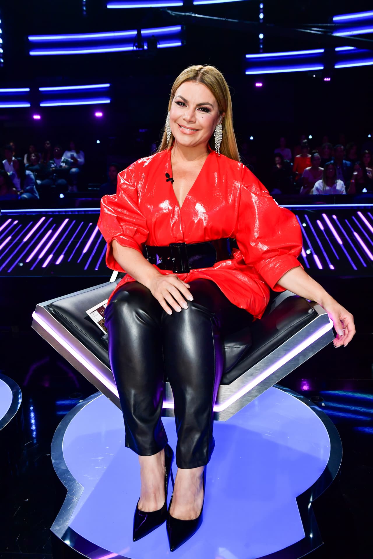 Como diseñadora de moda y apasionada de esta industria que es, ella siempre está muy involucrada en todo el proceso y cada detalle de su vestuario y accesorios. Los pendientes, el cinturón y los zapatos negros armonizaron perfectamente con el look que Olga presumió esta noche.