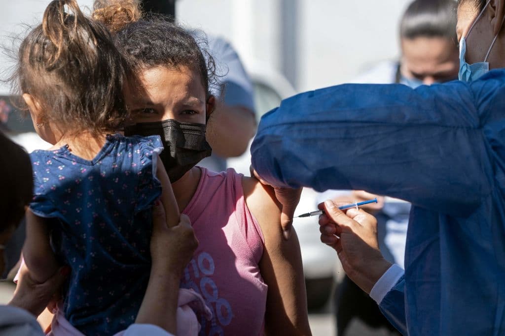El DHS se prepara para ofrecer vacunas de covid-19 a inmigrantes en la frontera con México, según reporte