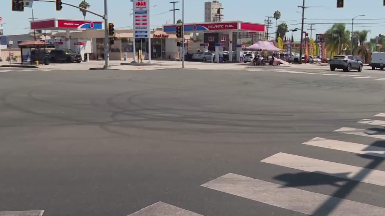 Tomas callejeras terminan en saqueos y robos a tiendas en Los Ángeles