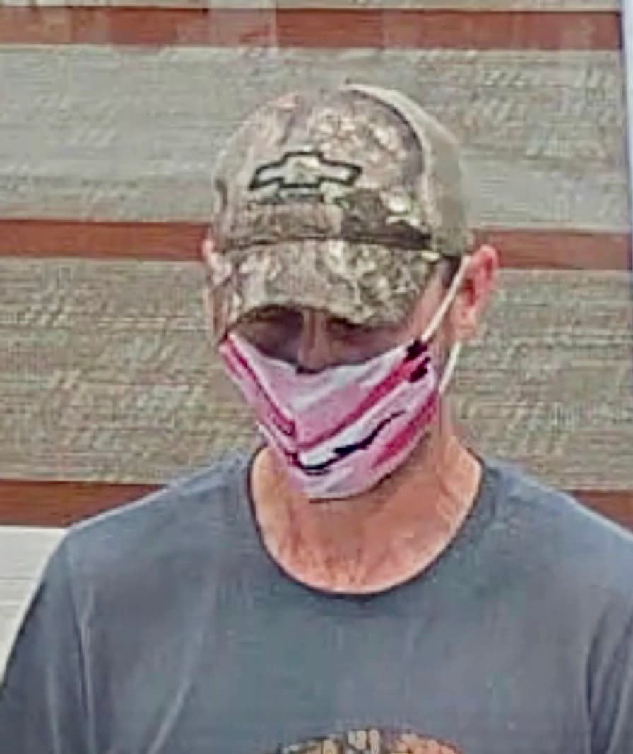 El sujeto no sacó un arma durante el robo. Afortunadamente no se reportaron heridos.