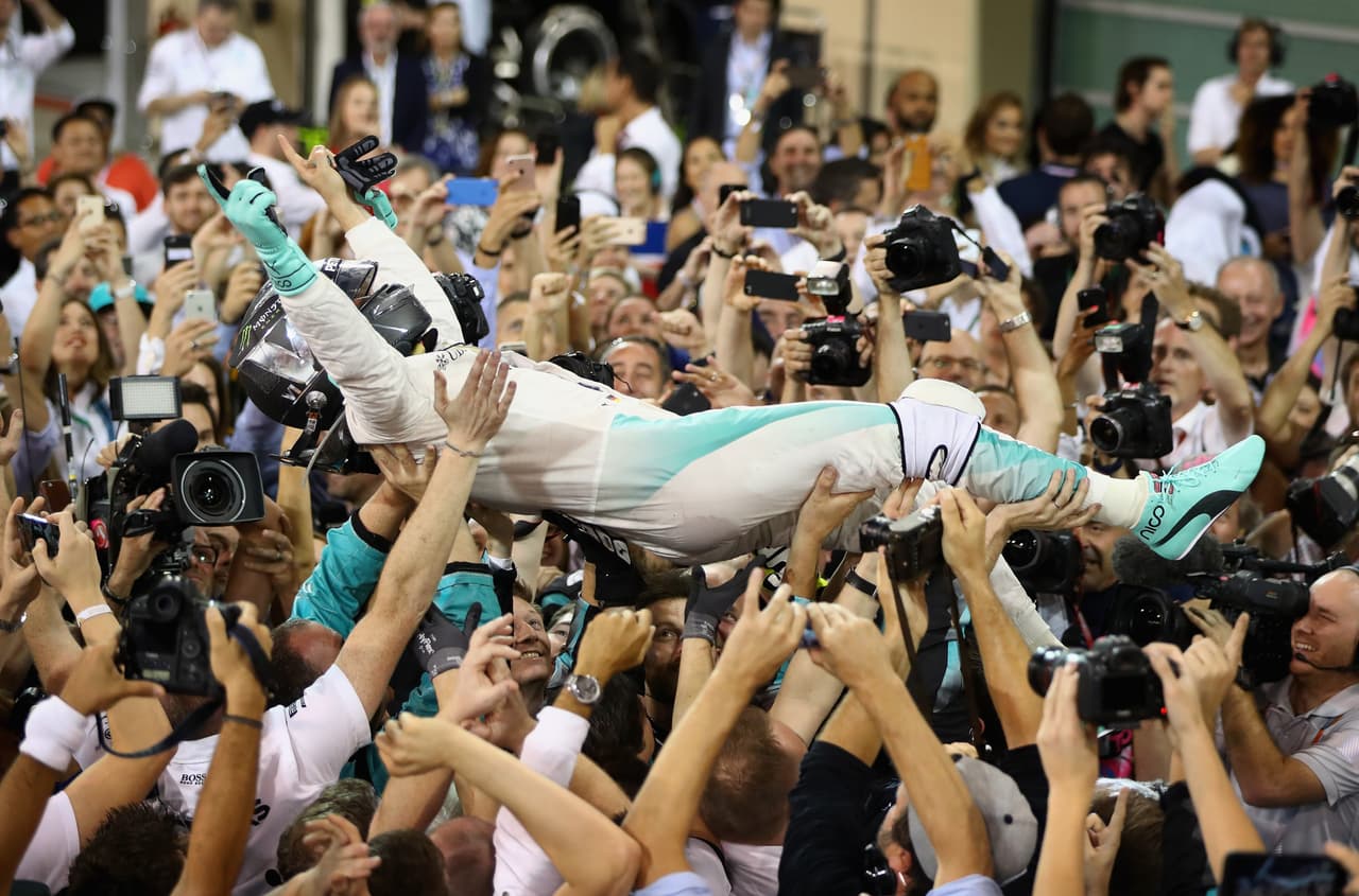 Rosberg al fin pudo celebrar tras un comienzo de temporada con mucha superioridad pero en la que se encontró con un remate digno de balcón, en el que la gloria fue al final suya.