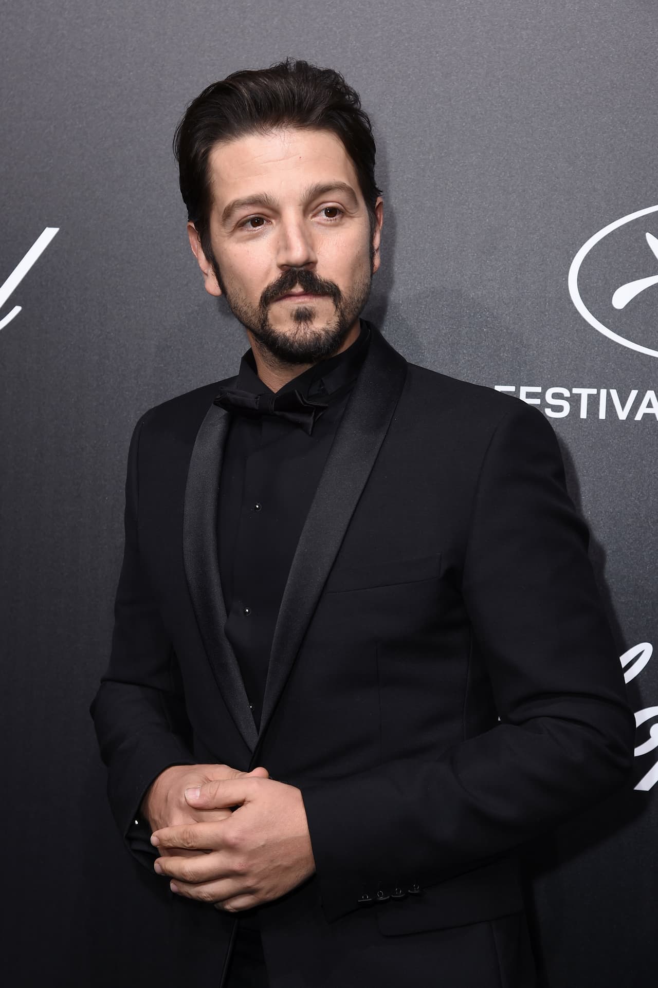 "Gracias al Teatro El Milagro por el 
<b><a href="https://www.univision.com/shows/despierta-america/a-diego-luna-le-toco-celebrar-a-su-papa-por-un-premio-de-arquitectura-y-expreso-el-gran-amor-que-siente-por-el-video">emotivo homenaje que le hicieron a mi padre</a></b>. Festejar su trabajo y legado, rodeados de tanta familia de teatro resultó hermoso. Nada como ser hijo de este hombre maravilloso y festejar su talento de forma tan amorosa. ¡Felicidades papá!", escribió.
<br>